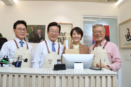 (왼쪽부터) 박광온 더불어민주당 원내대표, 이재명 대표, 고민정 최고위원, 문재인 전 대통령. <디지털타임스 DB>